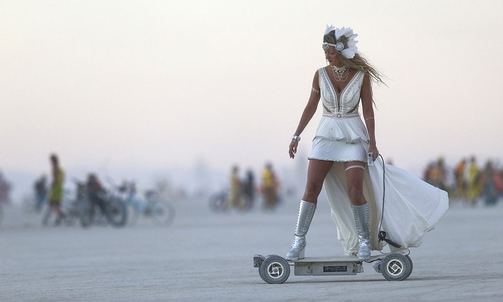 [MC] Magazine Chic - E-glide at Burning Man